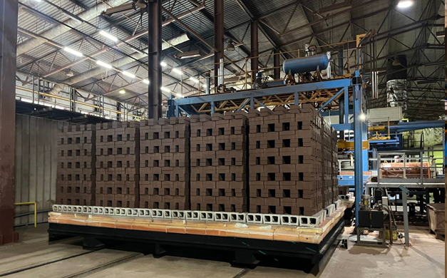 Кирпичи на палете на производстве Кирпичи на палете на производстве