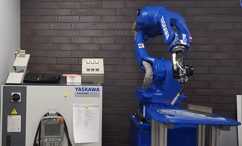 YASKAWA DX200 Arcwelding robot