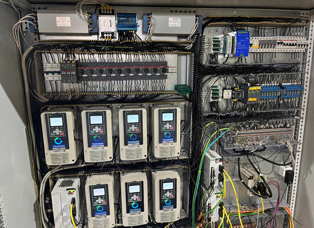 Шкаф управления с ПЧ GA700 и серво Sigma-X после модернизации Шкаф управления с ПЧ GA700 и серво Sigma-X после модернизации