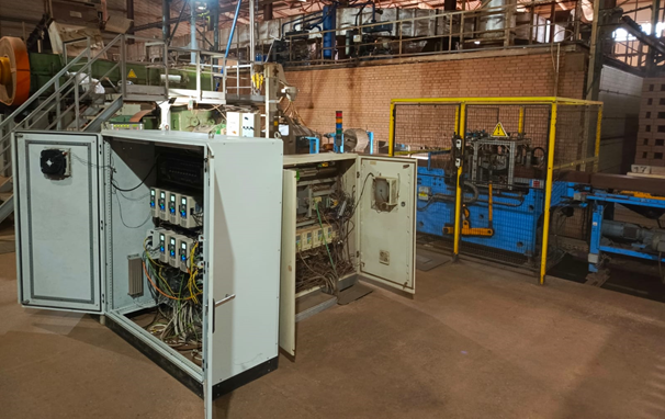 Новый шкаф управления рядом со старым Новый шкаф управления рядом со старым