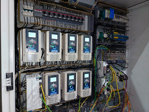 Близкий ракурс на ПЧ GA700 в новом шкафу управления Близкий ракурс на ПЧ GA700 в новом шкафу управления